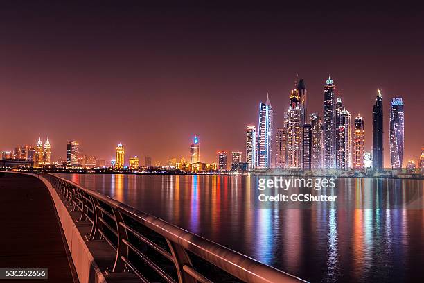 a moderna dubai marina, vista do palm jumeirah - dubai skyline - fotografias e filmes do acervo