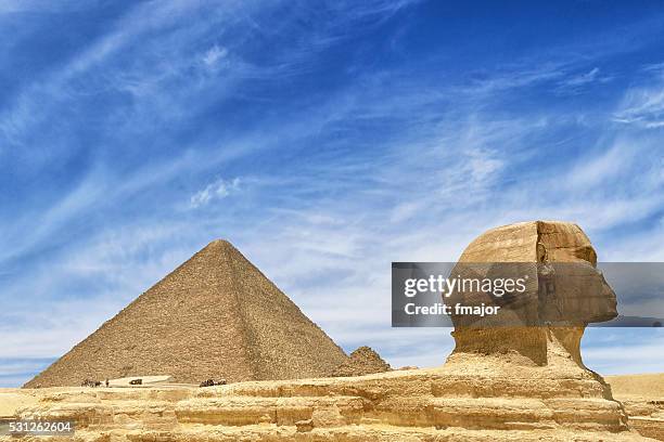 giza pyramids and sphinx in cairo, egypt - piramide van chefren stockfoto's en -beelden