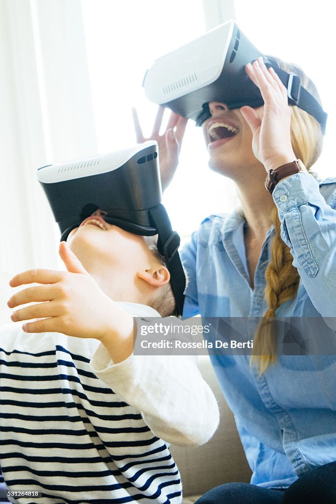 Mutter und Sohn Erleben Sie eine virtuelle Realität, in der Ventilator wie zu Hause fühlen.