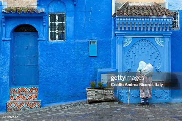 street scene in the blue medina of chefchaouen, morocco - chefchaouen medina stock pictures, royalty-free photos & images