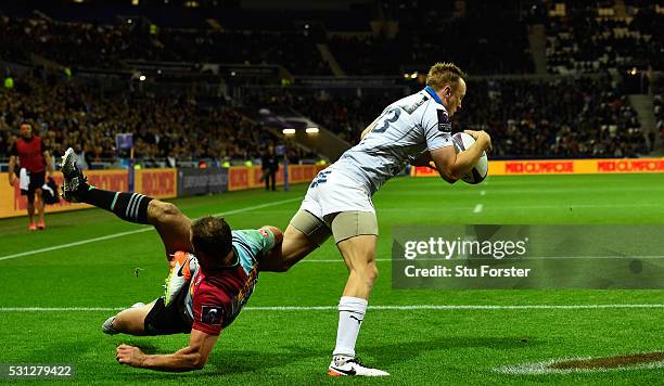 Jesse Mogg of Montpellier takes a high ball ahead of Jamie Roberts of Harlequins to score his team's second try during the European Rugby Challenge...