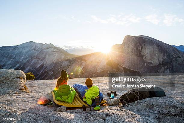 a couple backpacking in the mountains. - pool raft imagens e fotografias de stock