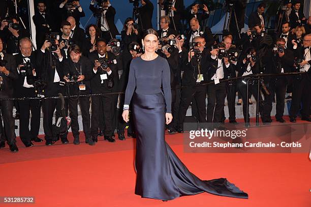 Juliette Binoche attends the "Slack Bay " premiere during the 69th annual Cannes Film Festival at the Palais des Festivals on May 13, 2016 in Cannes,...