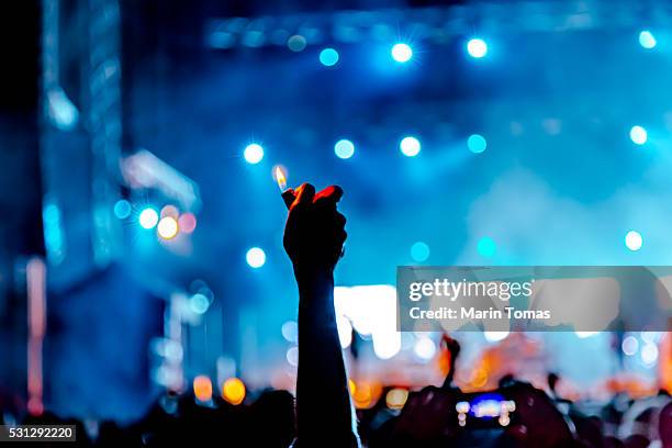 romance on the concert - cigarette lighter stockfoto's en -beelden