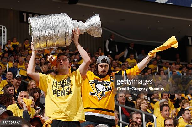 Pittsburgh Penguins' fans cheer during the first period against the Tampa Bay Lightning in Game One of the Eastern Conference Final during the 2016...