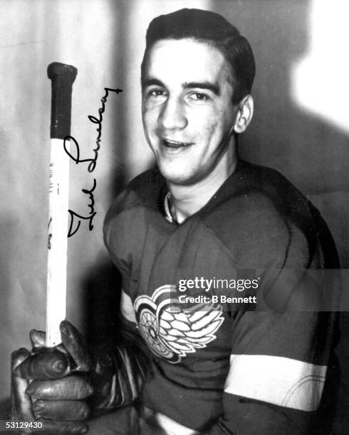 Ted Lindsay of the Detroit Red Wings poses for a portrait circa 1951 at Olympia Stadium in Detroit, Michigan.