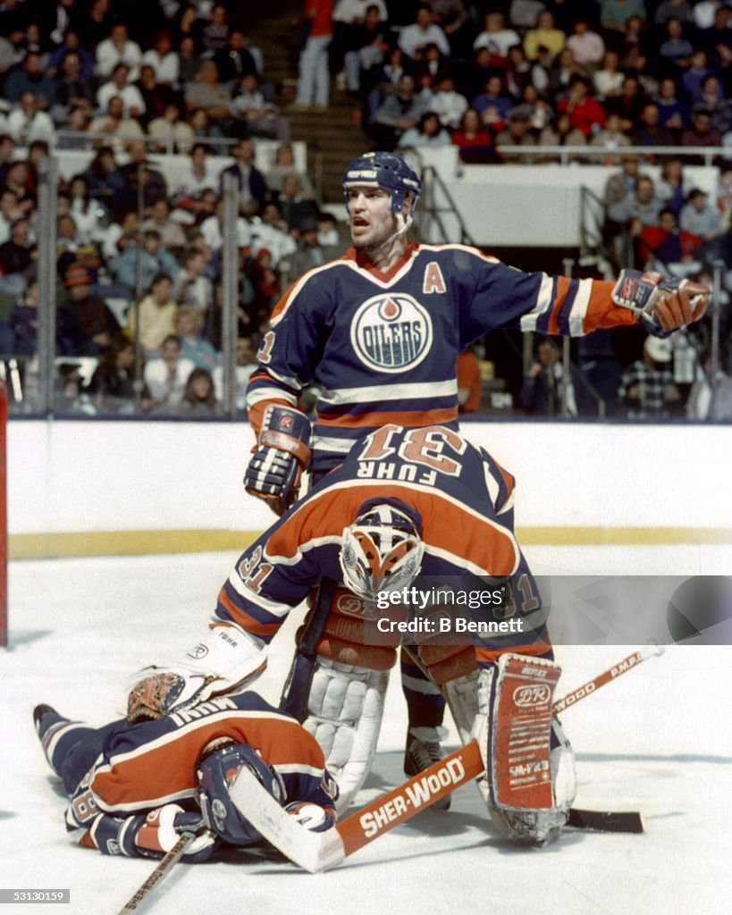 Mark Messier appeals to the ref...