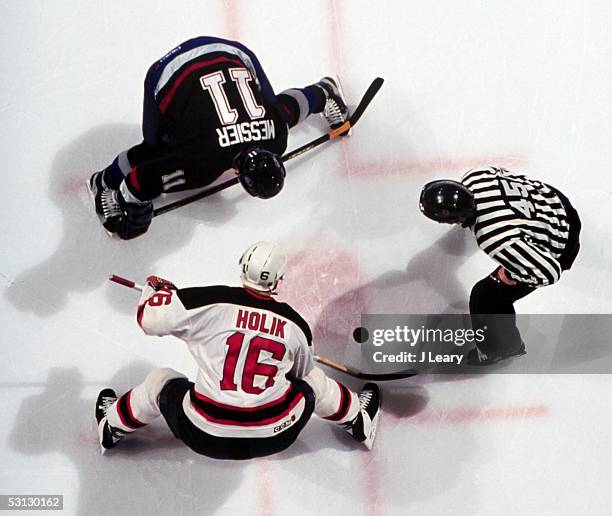 Mark Messier and Bobby Holik faceoff.