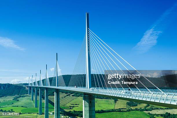 millau en francia en un día de verano. - viaducto fotografías e imágenes de stock