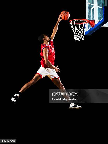 slam dunking la pelota. - mate de baloncesto fotografías e imágenes de stock