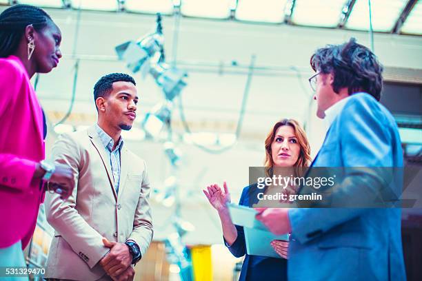 busines menschen, produktpräsentationen, galerie, museum - museumswärter stock-fotos und bilder