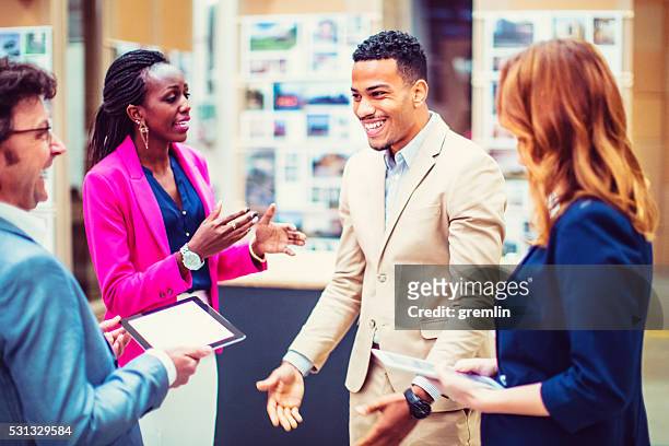 busines people, product presentation, gallery, museum - stand out stockfoto's en -beelden