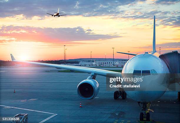 el aeropuerto internacional charles de gaulle en parís - roissy en france fotografías e imágenes de stock