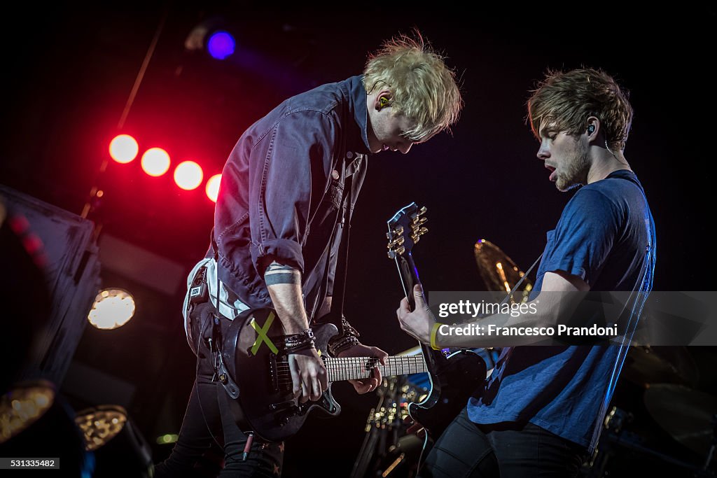 5 Seconds Of Summer Perform In Veron