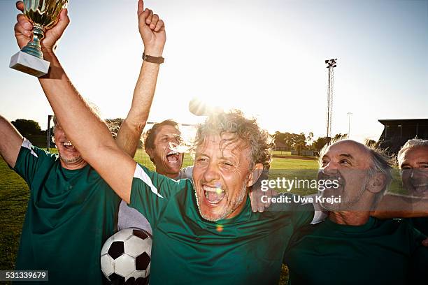 mature soccer players celebrating - the championship voetbalcompetitie stockfoto's en -beelden