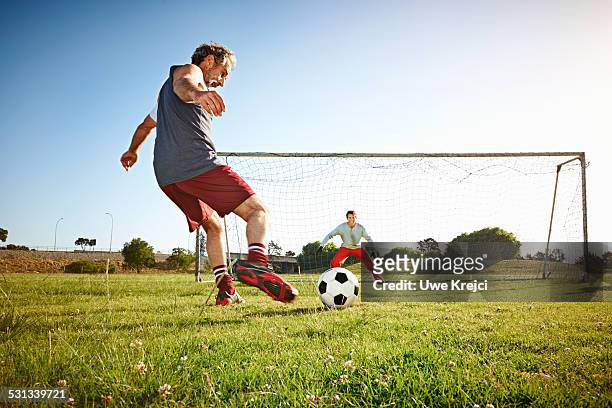 mature soccer player at the penalty - rematar �� baliza imagens e fotografias de stock