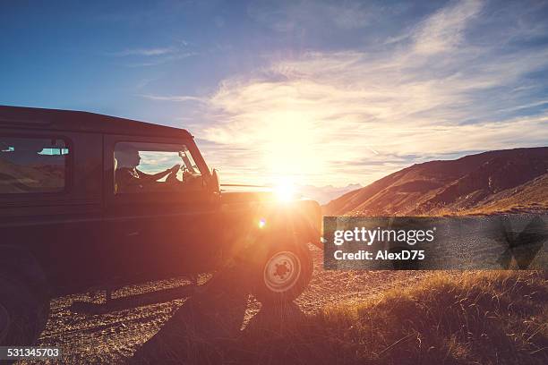 cuatro rueda en automóvil por las montañas al atardecer con - vehículo de todo terreno fotografías e imágenes de stock