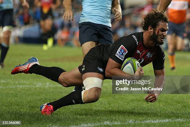 Dries Swanepoel of the Bulls scores a try during the round 12 Super Rugby match between the Waratahs and the Bulls at Allianz Stadium on May 14, 2016...