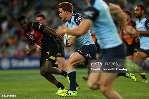 Andrew Kellaway of the Waratahs makes a break during the round 12 Super Rugby match between the Waratahs and the Bulls at Allianz Stadium on May 14,...