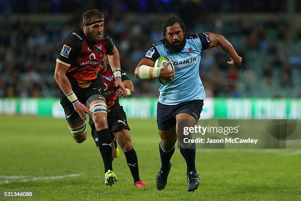 Tatafu Polota-Nau of the Waratahs runs the ball during the round 12 Super Rugby match between the Waratahs and the Bulls at Allianz Stadium on May...