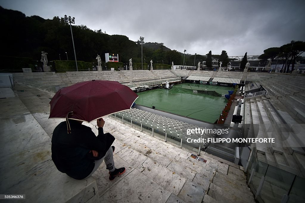 TOPSHOT-ITALY-TENNIS-WEATHER