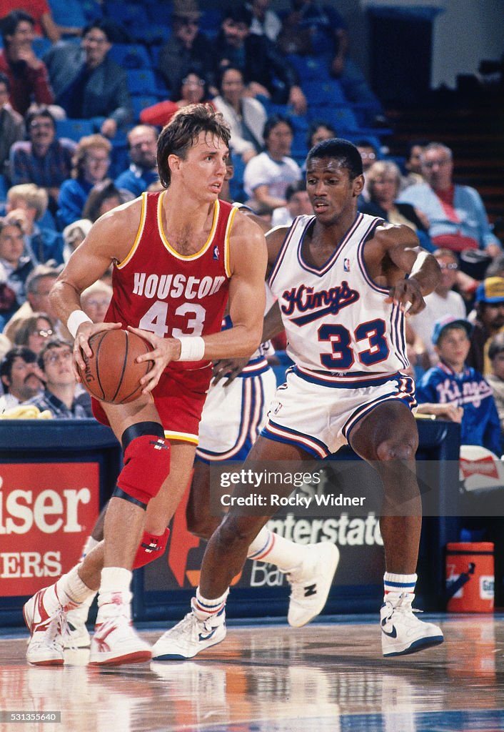 Jim Peterson Rockets Jim Peterson of the Houston Rockets passes the ball during a game ...