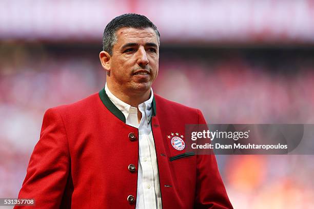 Bayern Legend Roy Makaay is introduced prior to the Bundesliga match between FC Bayern Muenchen and Hannover 96 at Allianz Arena on May 14, 2016 in...