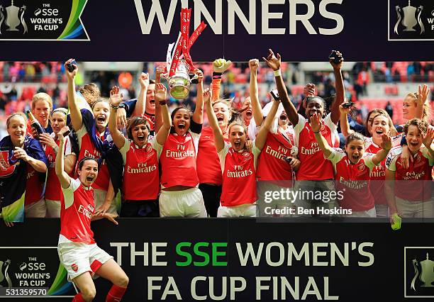 Captain Alex Scott of Arsenal lifts the trophy as they celebrate victory after the SSE Women's FA Cup Final between Arsenal Ladies and Chelsea Ladies...