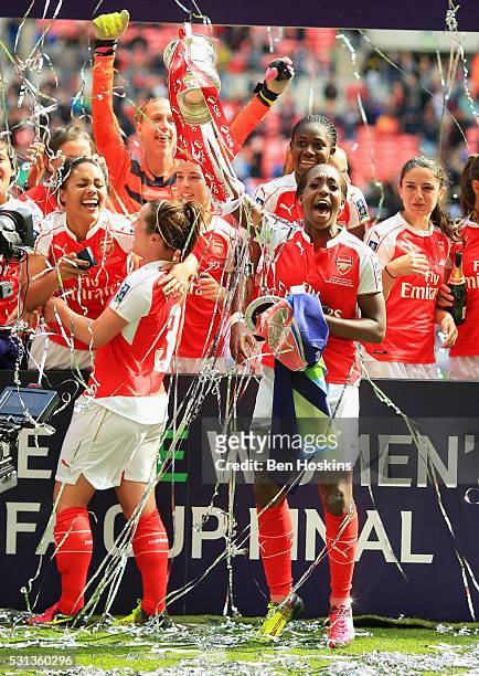 Winning goalscorer Danielle Carter of Arsenal celebrates victory withteam mates after the SSE Women's FA Cup Final between Arsenal Ladies and Chelsea...