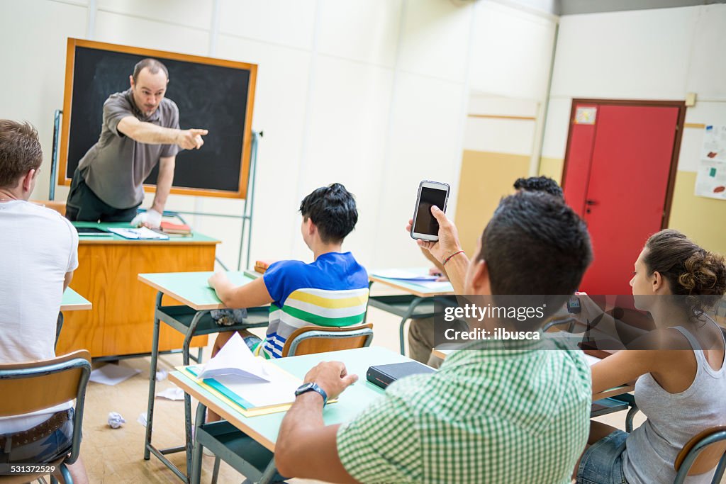 Schule Bildung Szene: Schüler in der Klasse mit smartphones