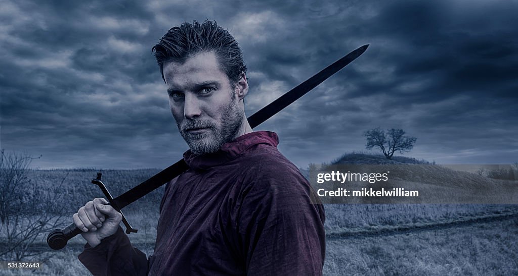 Retrato de Viking warrior sostiene una espada