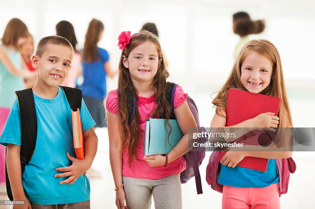 Sorridente alunos da escola primária.