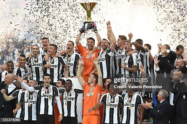 Juventus FC players celebrate with the trophy after the Serie A match between Juventus FC and UC Sampdoria at Juventus Arena on May 14, 2016 in...