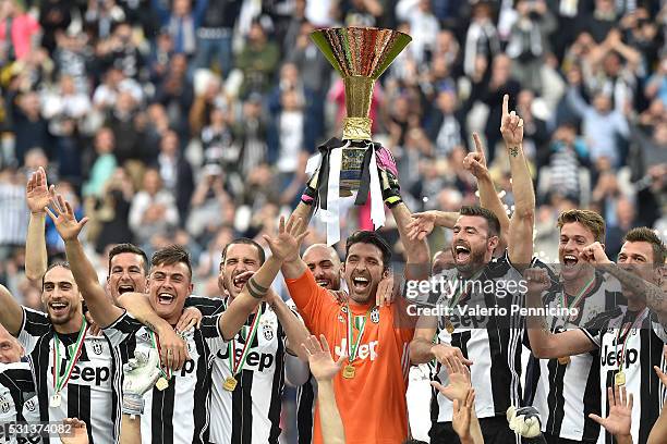 Juventus FC players celebrate with the trophy after the Serie A match between Juventus FC and UC Sampdoria at Juventus Arena on May 14, 2016 in...