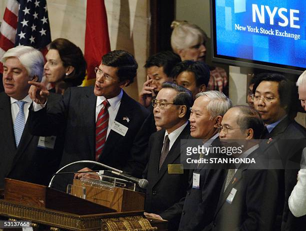 New York, UNITED STATES: Phan Van Khai , Vietnamese Prime Minister, is shown the trading floor of the New York Stock Exchange, 23 June by NYSE CEO...