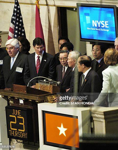 New York, UNITED STATES: Phan Van Khai , Vietnamese Prime Minister, is shown the trading floor of the New York Stock Exchange, 23 June by NYSE CEO...