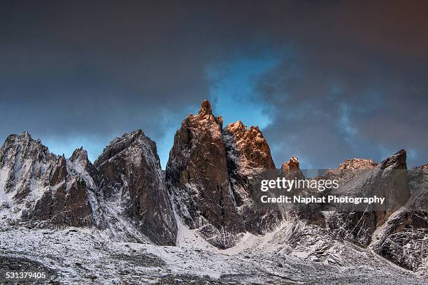 monolith glow - aiguille rocheuse photos et images de collection