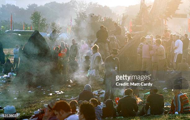 glastonbury festival 2005 - stone circle stock-fotos und bilder