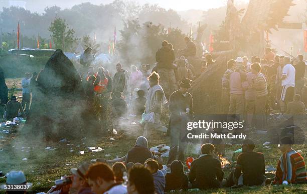 glastonbury festival 2005 - stone circle stockfoto's en -beelden