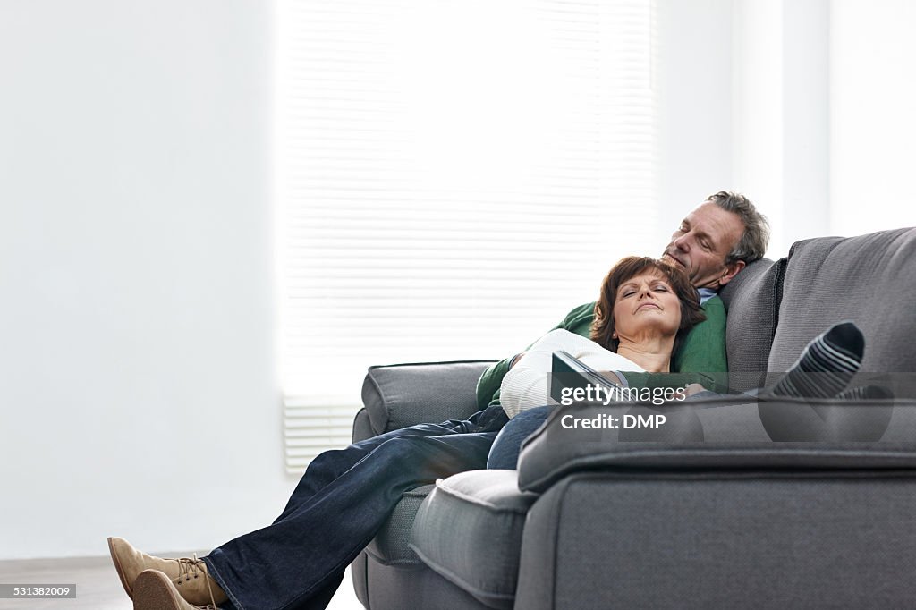 Älteres Paar ruhen auf sofa