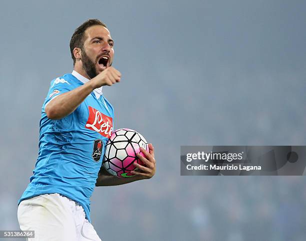Gonzalo Higuain of Napoli celebrates after scoring his team's third goal during the Serie A match between SSC Napoli and Frosinone Calcio at Stadio...
