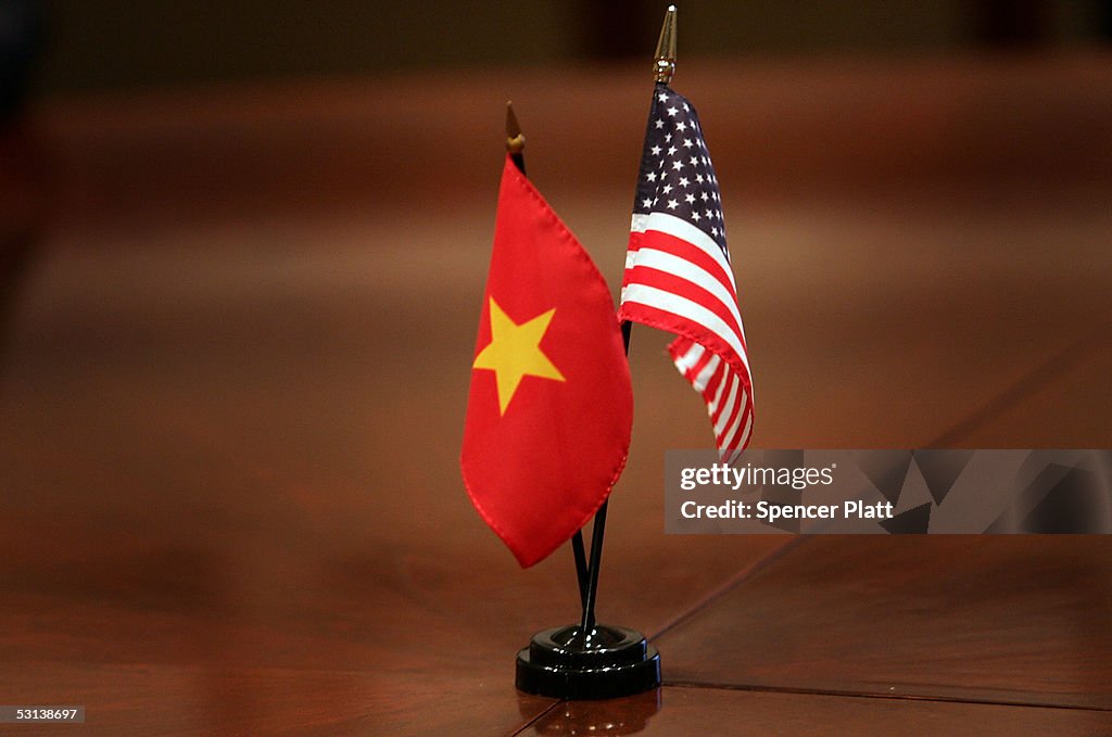 Vietnamese PM Phan Van Khai Rings Opening Bell