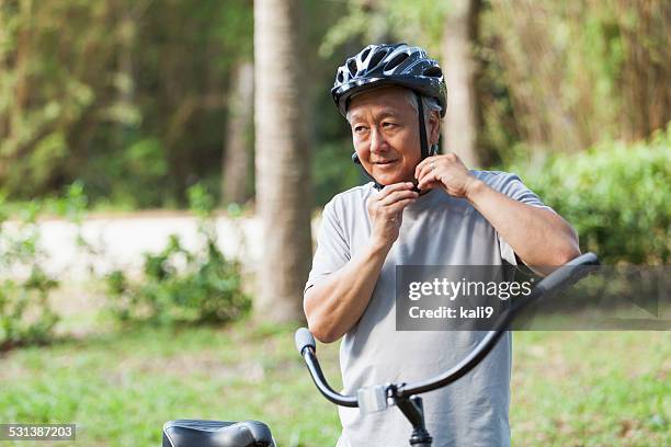 homem sênior com bicicleta - exercise bike - fotografias e filmes do acervo
