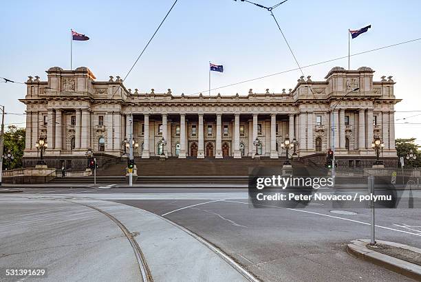 exterior facade of parliament house in melbourne - parlamentsgebäude regierungsgebäude stock-fotos und bilder