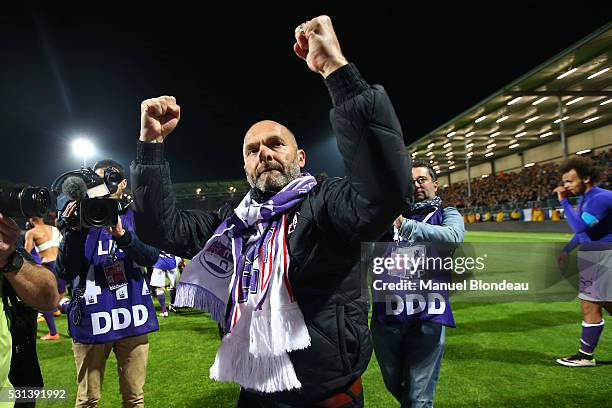 Head Coach Pascal Dupraz of Toulouse celebrates after the football french Ligue 1 match between Angers SCO and Toulouse FC on May 14, 2016 in Angers,...