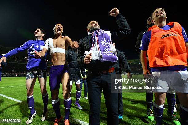 Head Coach Pascal Dupraz of Toulouse celebrates after the football french Ligue 1 match between Angers SCO and Toulouse FC on May 14, 2016 in Angers,...