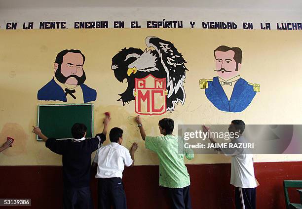 Estudiantes de una escuela estatal limpian las paredes de un aula, durante un jornada de paro nacional de maestros, en Lima, el 23 de junio de 2005....