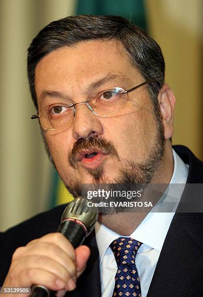 Antonio Palocci, ministro de Economia de Brasil brinda una conferencia de prensa, en Brasilia, el 23 de junio de 2005.El gobierno brasileno fijo una...