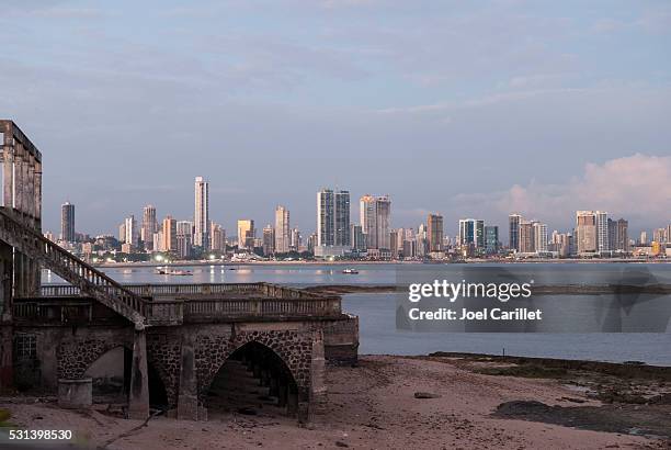 moderne skyline von panama-stadt, panama - casco viejo stock-fotos und bilder