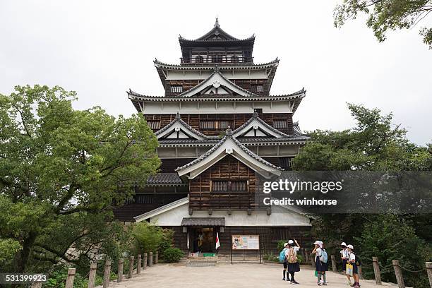 castelo de hiroshima, japão - cidade de hiroshima imagens e fotografias de stock